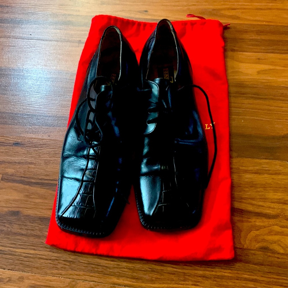 Men size 9 Dress shoe.